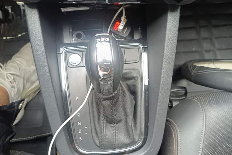 Used Volkswagen Sagitar 2016 230TSI 25th Anniversary Edition Gear Lever