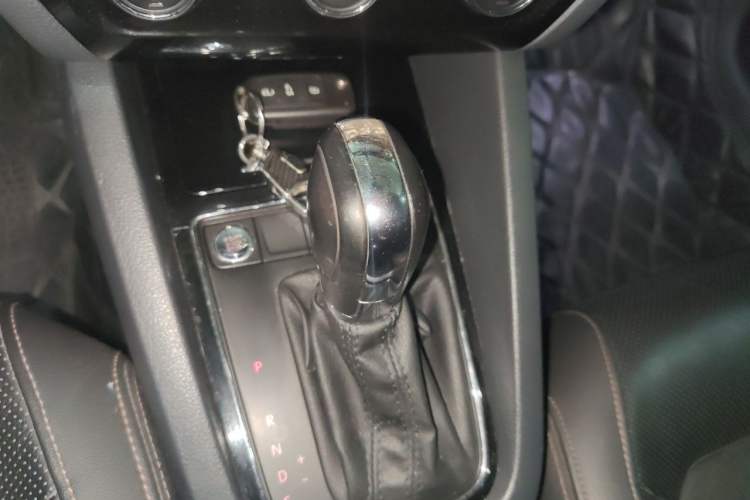 Used Volkswagen Sagitar 2016 230TSI 25th Anniversary Edition Gear Lever