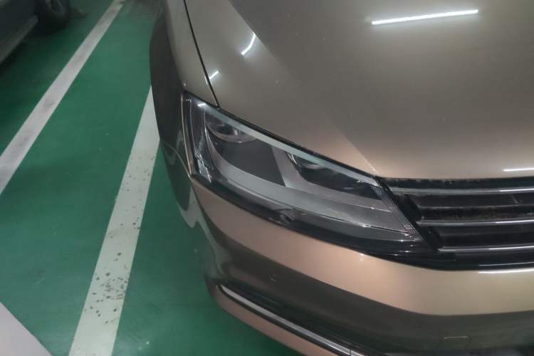 Used Volkswagen Sagitar 2016 230TSI 25th Anniversary Edition Right Front Headlight