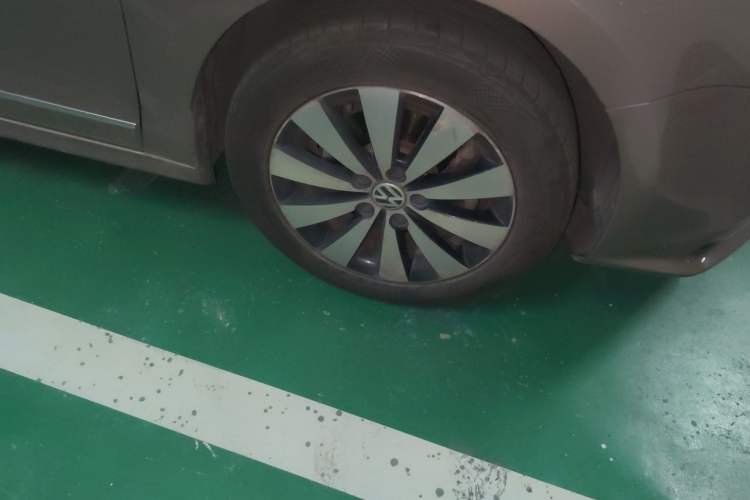 Used Volkswagen Sagitar 2016 230TSI 25th Anniversary Edition Right Front Wheel Hub