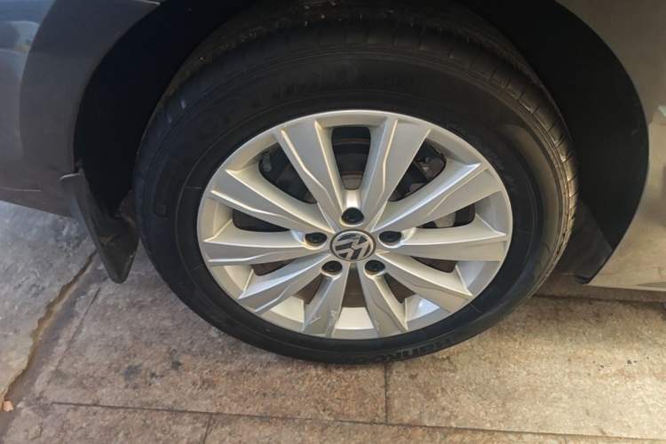 Used Volkswagen Sagitar 2016 230TSI 25th Anniversary Edition Right Rear Wheel Hub