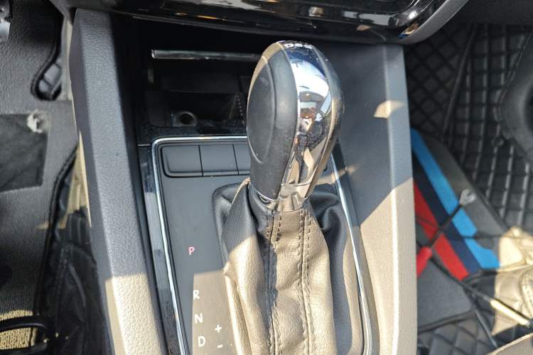 Used Volkswagen Sagitar 2016 230TSI 25th Anniversary Edition Gear Lever