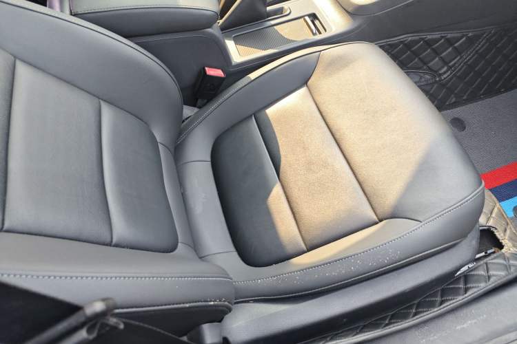 Used Volkswagen Sagitar 2016 230TSI 25th Anniversary Edition Right Front Seat