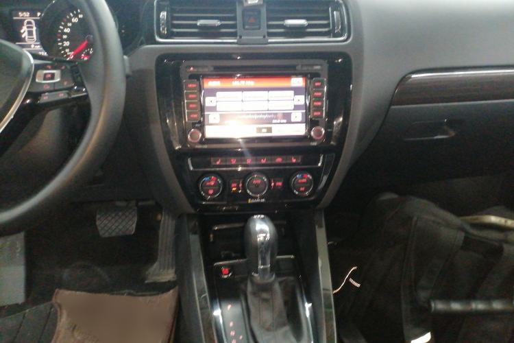 Used Volkswagen Sagitar 2016 230TSI 25th Anniversary Edition Audio And AC Panel