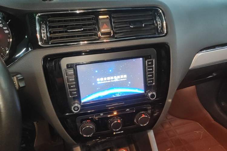 Used Volkswagen Sagitar 2016 230TSI 25th Anniversary Edition Audio And AC Panel