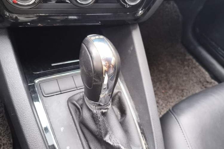 Used Volkswagen Sagitar 2016 230TSI 25th Anniversary Edition Gear Lever