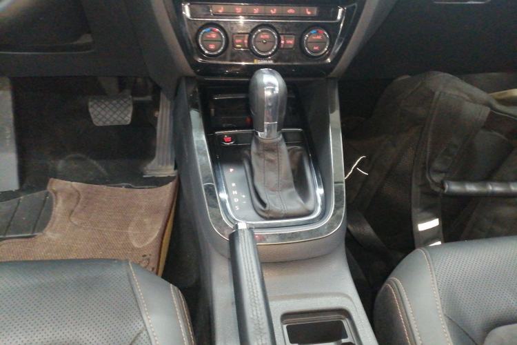 Used Volkswagen Sagitar 2016 230TSI 25th Anniversary Edition Gear Lever