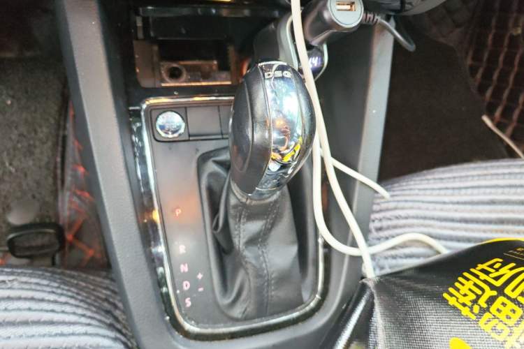 Used Volkswagen Sagitar 2016 230TSI 25th Anniversary Edition Gear Lever