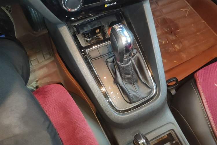 Used Volkswagen Sagitar 2016 230TSI 25th Anniversary Edition Gear Lever