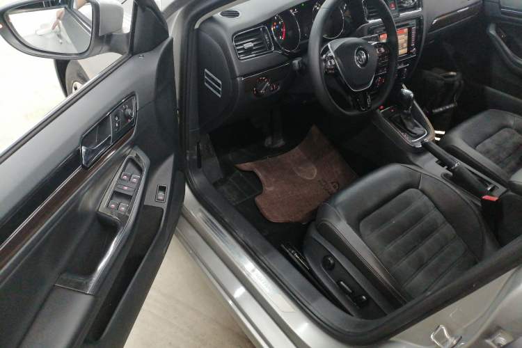 Used Volkswagen Sagitar 2016 230TSI 25th Anniversary Edition Interior 3