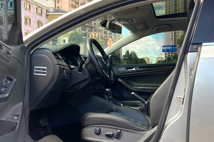 Used Volkswagen Sagitar 2016 230TSI 25th Anniversary Edition Interior 4
