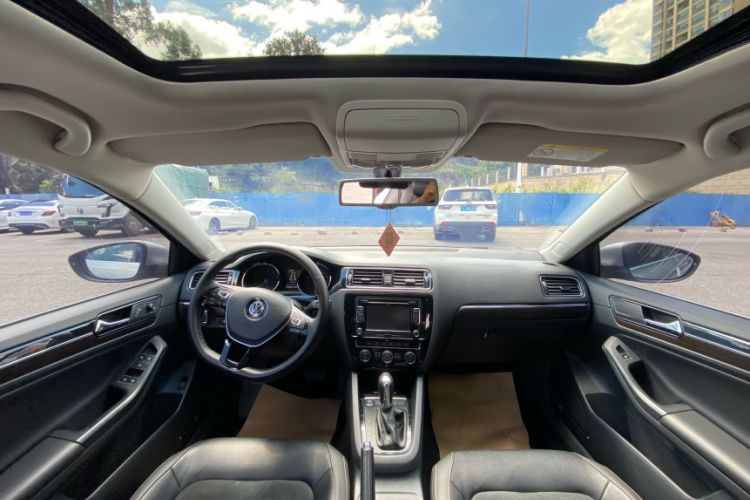 Used Volkswagen Sagitar 2016 230TSI 25th Anniversary Edition Interior 6