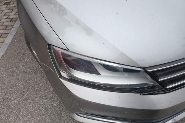 Used Volkswagen Sagitar 2016 230TSI 25th Anniversary Edition Right Front Headlight