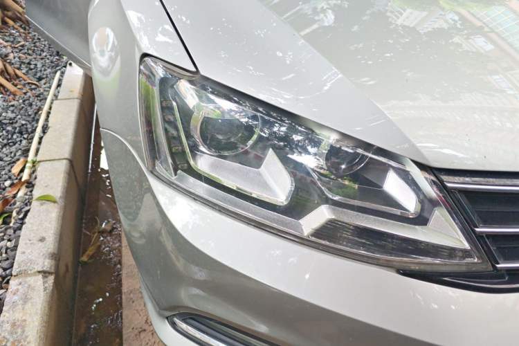 Used Volkswagen Sagitar 2016 230TSI 25th Anniversary Edition Right Front Headlight
