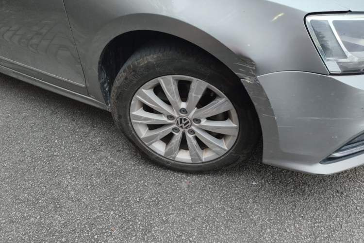 Used Volkswagen Sagitar 2016 230TSI 25th Anniversary Edition Right Front Wheel Hub