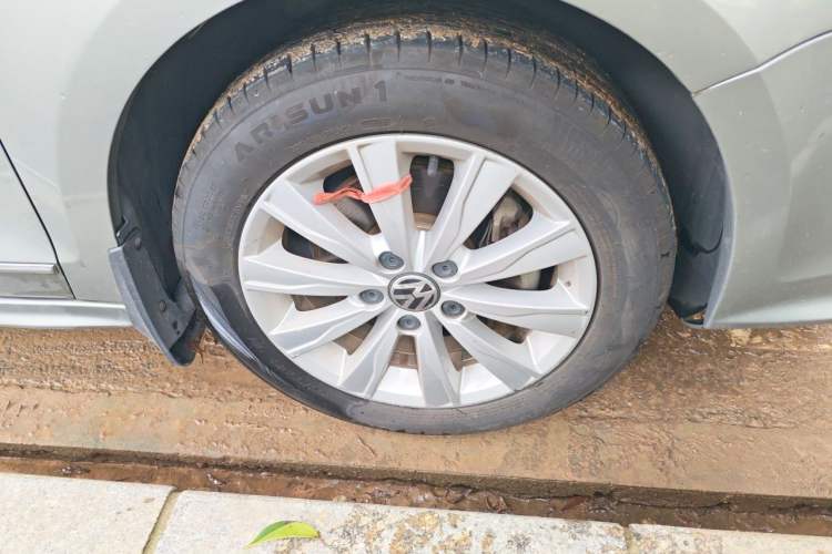 Used Volkswagen Sagitar 2016 230TSI 25th Anniversary Edition Right Front Wheel Hub
