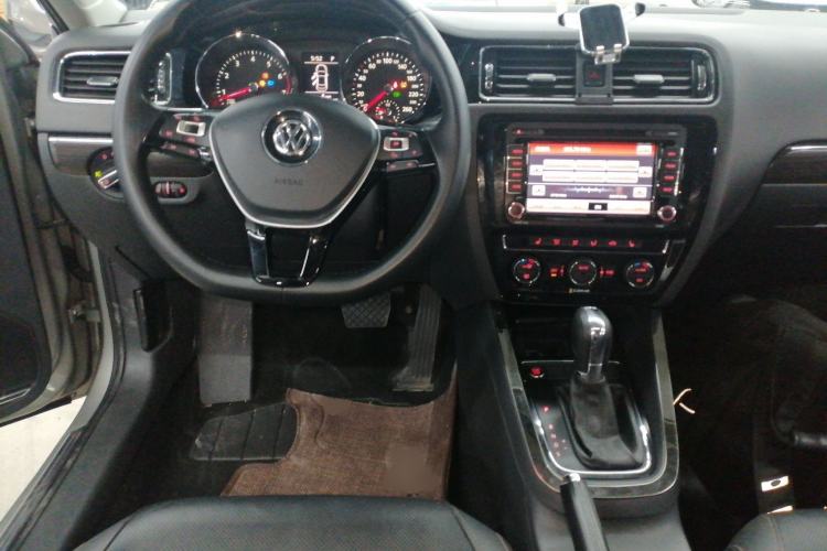 Used Volkswagen Sagitar 2016 230TSI 25th Anniversary Edition Steering Wheel