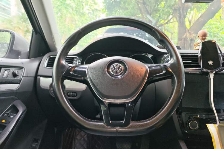 Used Volkswagen Sagitar 2016 230TSI 25th Anniversary Edition Steering Wheel