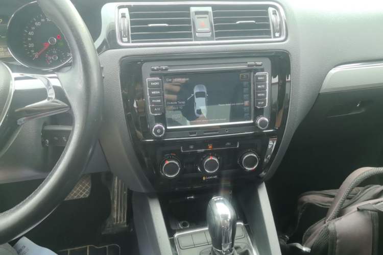 Used Volkswagen Sagitar 2016 230TSI 25th Anniversary Edition Audio And AC Panel