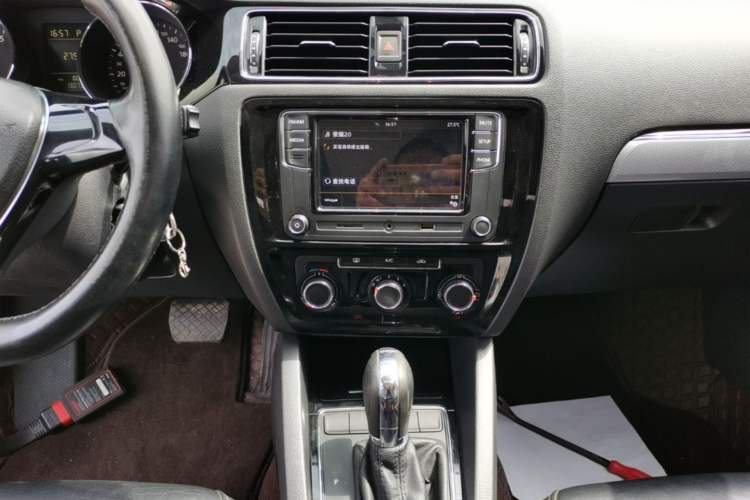 Used Volkswagen Sagitar 2016 230TSI 25th Anniversary Edition Audio And AC Panel