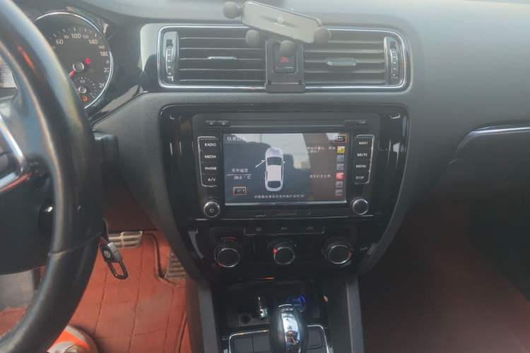 Used Volkswagen Sagitar 2016 280TSI Automatic R-Line Audio And AC Panel