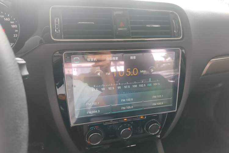 Used Volkswagen Sagitar 2016 230TSI 25th Anniversary Edition Audio And AC Panel