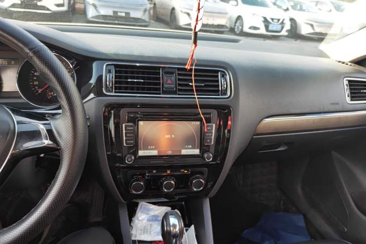 Used Volkswagen Sagitar 2016 230TSI 25th Anniversary Edition Audio And AC Panel