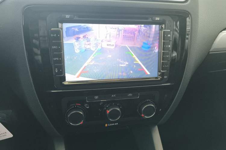Used Volkswagen Sagitar 2016 230TSI 25th Anniversary Edition Audio And AC Panel
