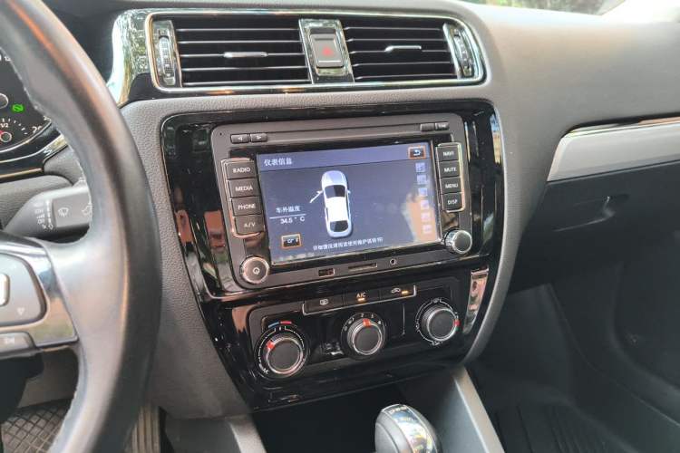 Used Volkswagen Sagitar 2016 230TSI 25th Anniversary Edition Audio And AC Panel