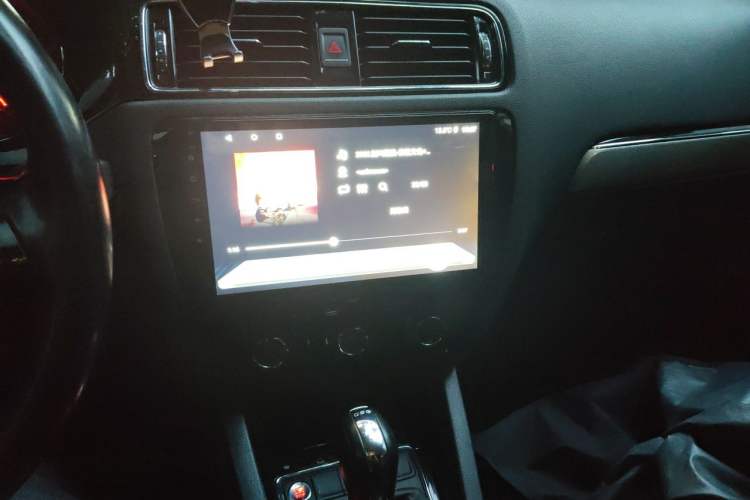 Used Volkswagen Sagitar 2016 230TSI 25th Anniversary Edition Audio And AC Panel