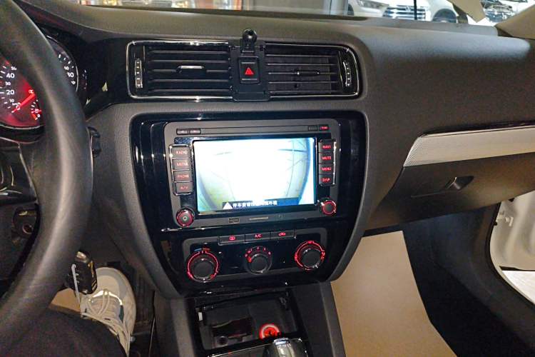 Used Volkswagen Sagitar 2016 230TSI 25th Anniversary Edition Audio And AC Panel
