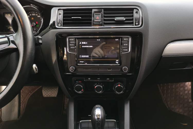 Used Volkswagen Sagitar 2016 230TSI 25th Anniversary Edition Audio And AC Panel