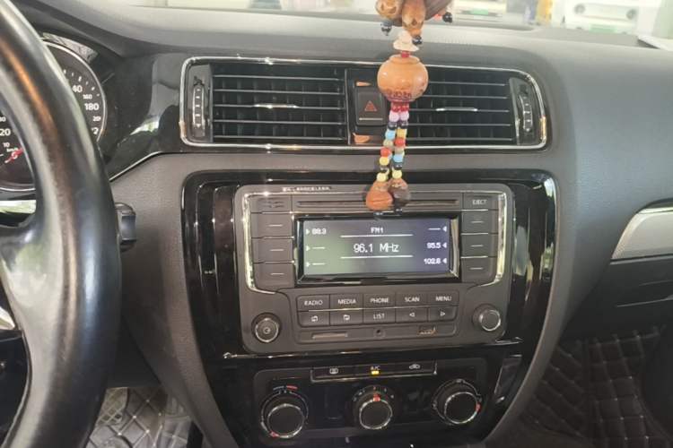Used Volkswagen Sagitar 2016 230TSI 25th Anniversary Edition Audio And AC Panel