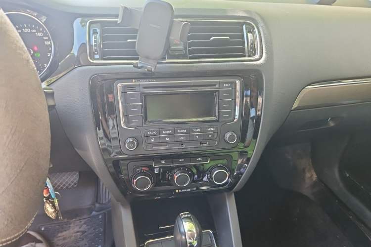 Used Volkswagen Sagitar 2016 230TSI 25th Anniversary Edition Audio And AC Panel