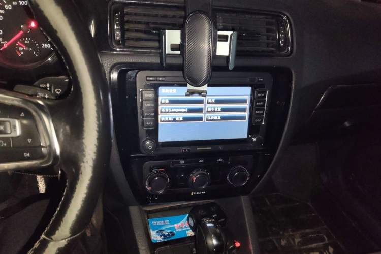 Used Volkswagen Sagitar 2016 280TSI Automatic R-Line Audio And AC Panel