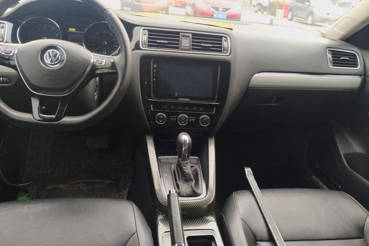 Used Volkswagen Sagitar 2016 230TSI 25th Anniversary Edition Audio And AC Panel