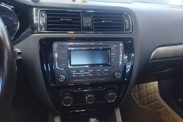 Used Volkswagen Sagitar 2016 230TSI 25th Anniversary Edition Audio And AC Panel