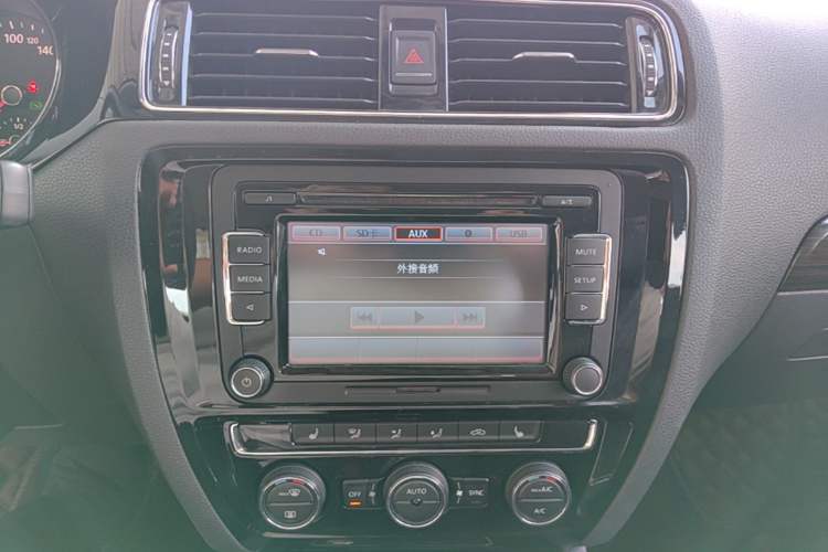 Used Volkswagen Sagitar 2016 230TSI 25th Anniversary Edition Audio And AC Panel
