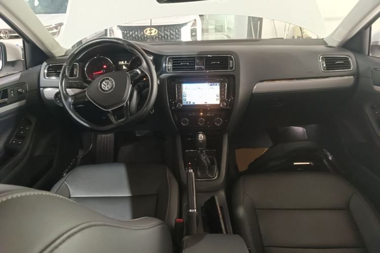 Used Volkswagen Sagitar 2016 230TSI 25th Anniversary Edition Center Console