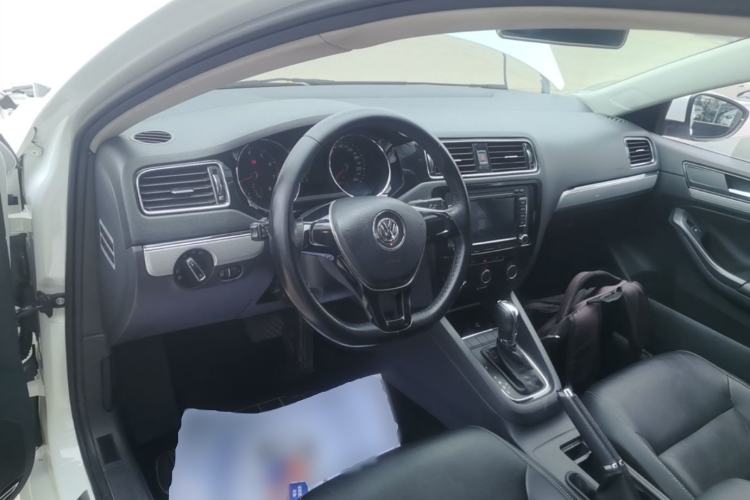 Used Volkswagen Sagitar 2016 230TSI 25th Anniversary Edition Center Console