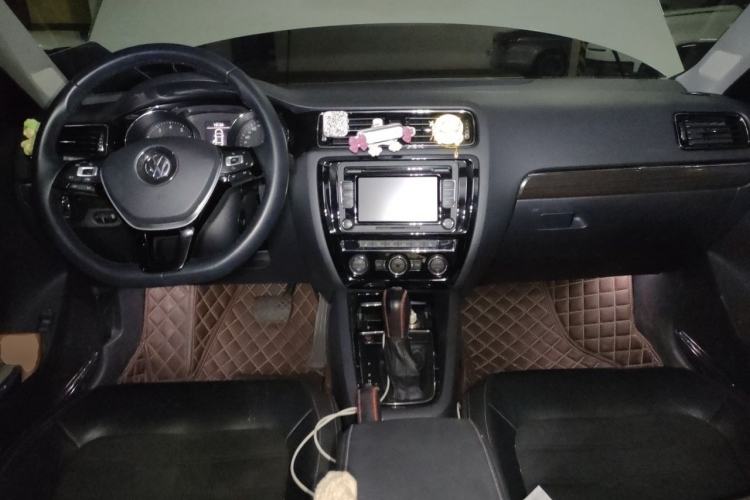 Used Volkswagen Sagitar 2016 230TSI 25th Anniversary Edition Center Console