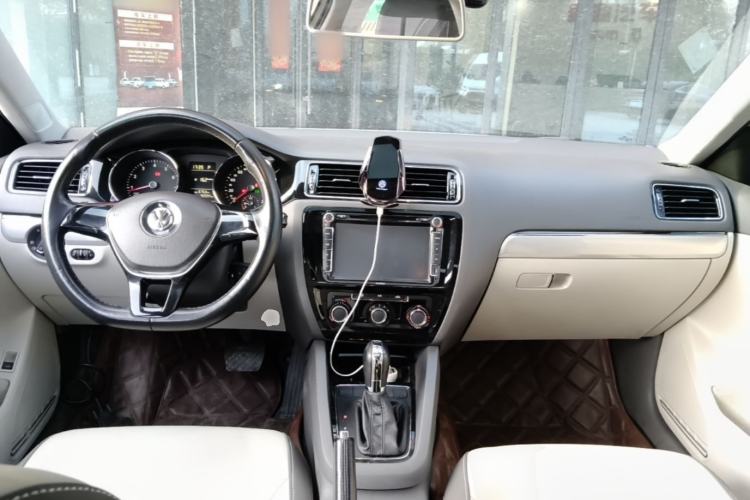 Used Volkswagen Sagitar 2016 230TSI 25th Anniversary Edition Center Console
