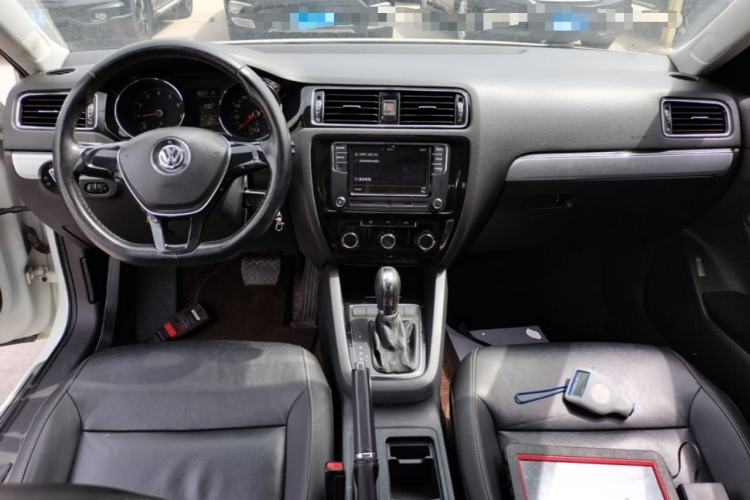 Used Volkswagen Sagitar 2016 230TSI 25th Anniversary Edition Center Console
