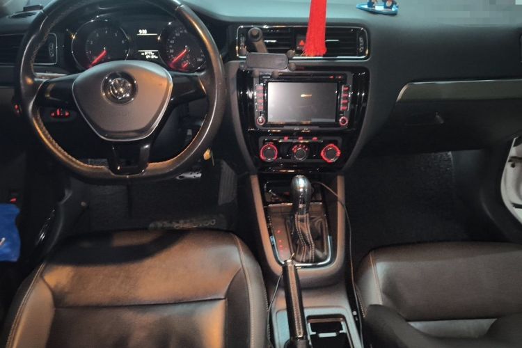 Used Volkswagen Sagitar 2016 230TSI 25th Anniversary Edition Center Console