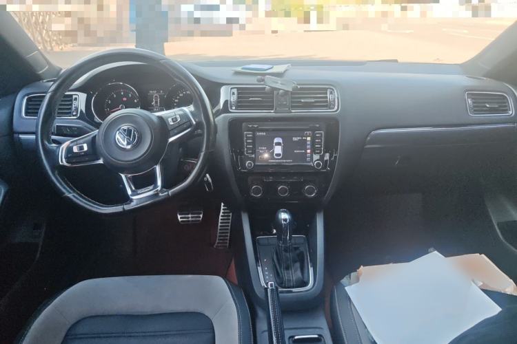 Used Volkswagen Sagitar 2016 280TSI Automatic R-Line Center Console