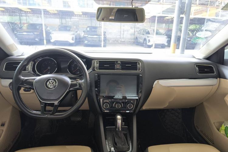Used Volkswagen Sagitar 2016 230TSI 25th Anniversary Edition Center Console