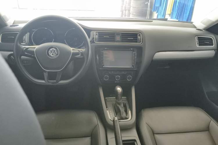 Used Volkswagen Sagitar 2016 230TSI 25th Anniversary Edition Center Console