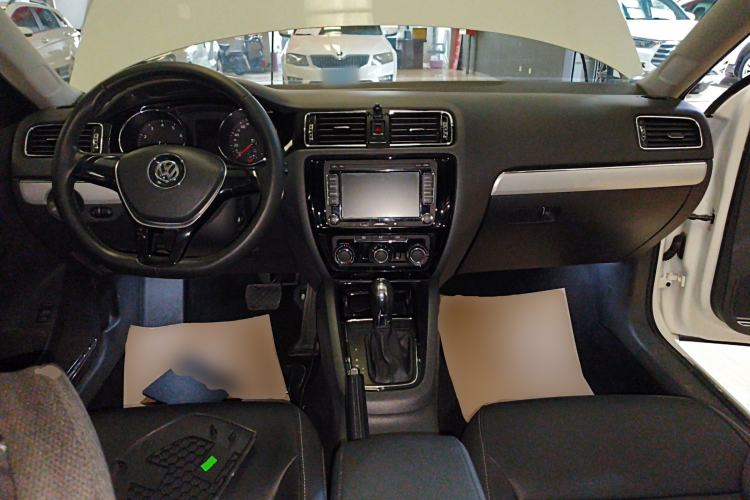 Used Volkswagen Sagitar 2016 230TSI 25th Anniversary Edition Center Console