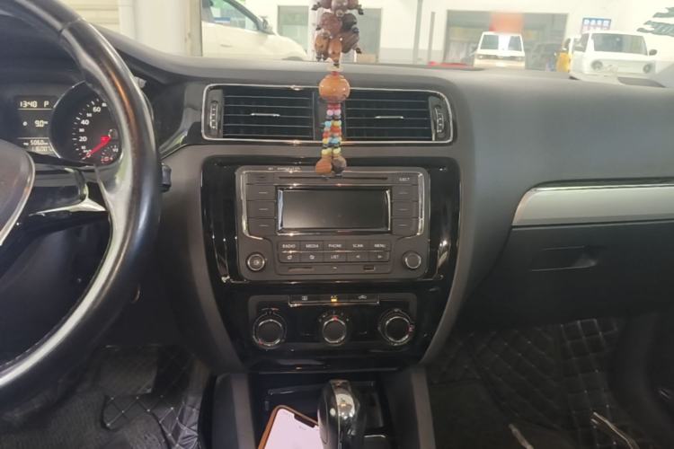 Used Volkswagen Sagitar 2016 230TSI 25th Anniversary Edition Center Console