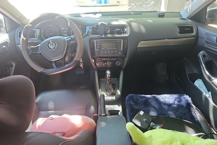 Used Volkswagen Sagitar 2016 230TSI 25th Anniversary Edition Center Console